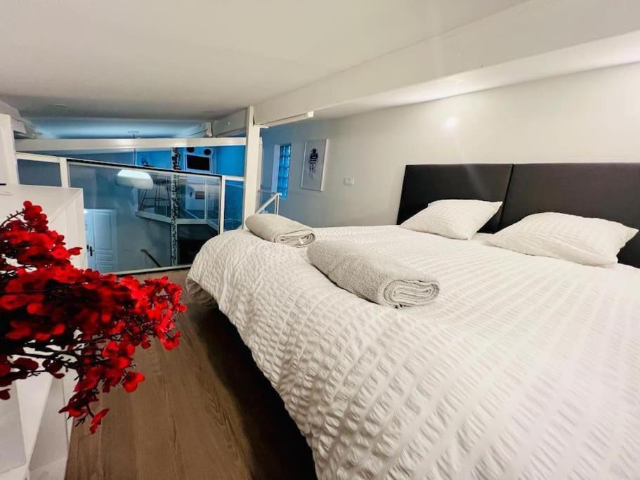 Unique Loft Apartment Located 15 Minutes From The Champs Elysees Saint-Ouen  Bagian luar foto